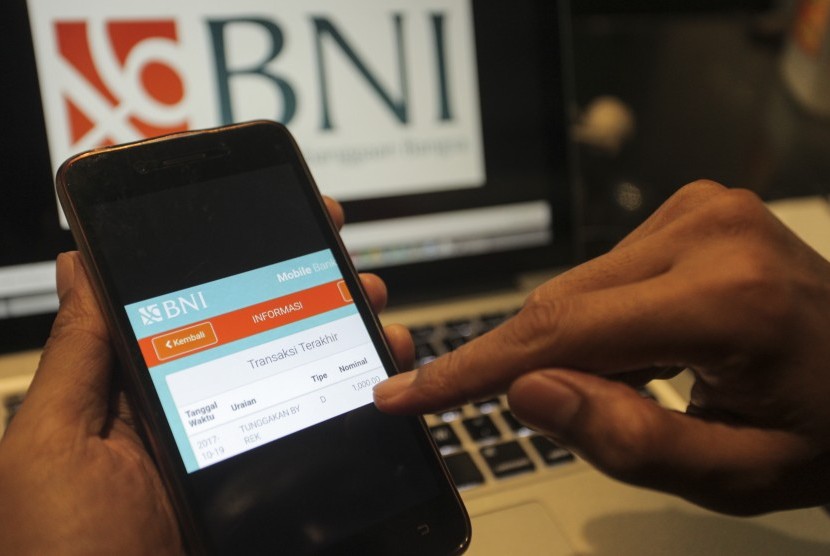 Nasabah BNI mengecek adanya bukti transaksi pembayaran atau potongan Tunggakan by rek sebesar Rp1000 melalui SMS Banking BNI di Jakarta, Kamis (20/10).
