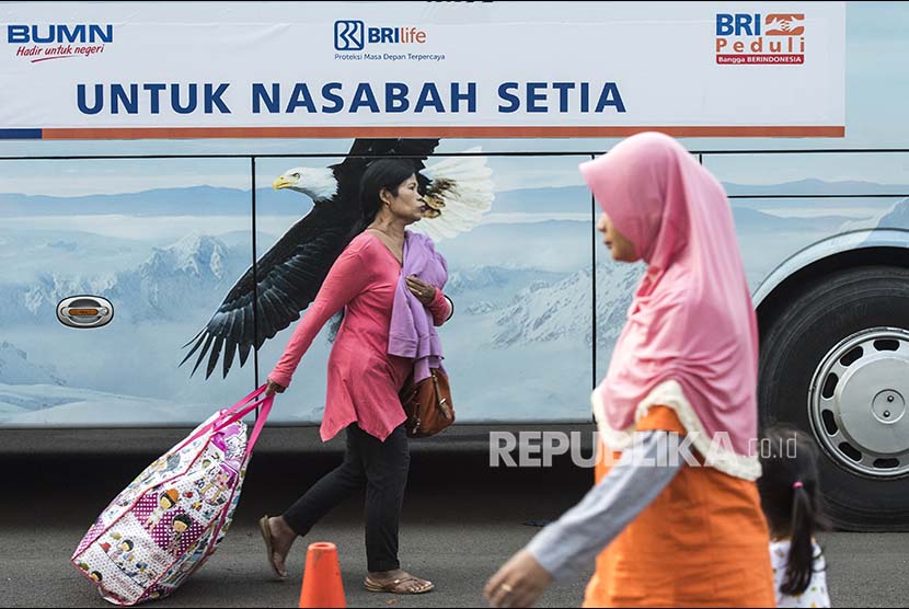 Nasabah BRI membawa tas sebelum pelepasan bus udik gratis Bersama BRI di kawasan Senayan, Jakarta. (ilustrasi)
