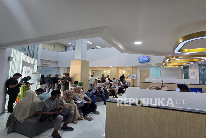Nasabah BSI mulai bertransaksi di Kantor Cabang Langsa, Aceh.
