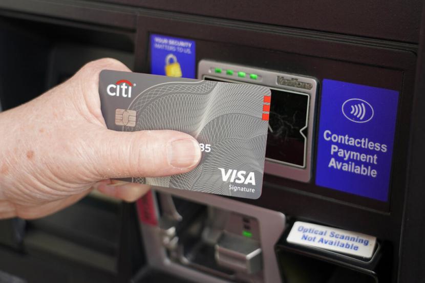 Nasabah Citigroup bertransaksi dengan kartu Visa. CEO Citigroup Jane Fraser menyatakan sistem perbankan AS cukup sehat meski diterpa badai krisis.