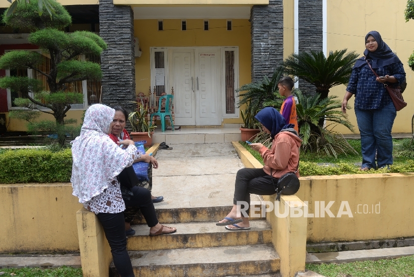 Nasabah Koperasi Simpan Pinjam (KSP) Pandawa Mandiri Grup mendatangi rumah sewaan Pimpinan KSP Pandawa Mandiri Grup Salman Nuryanto di Perumahan Palam Ganda, Depok, Jawa Barat, Rabu (1/2).