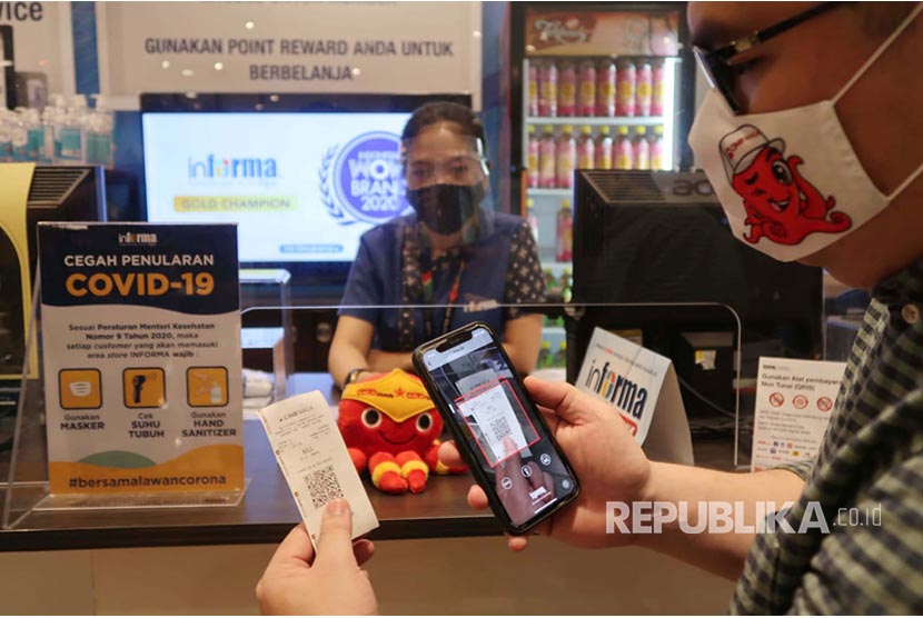 Nasabah melakukan pembayaran menggunakan Scan QRIS OCTO Mobile di salah satu pusat retail furnishings di Jakarta, Jumat (27/11). CIMB Niaga menyediakan program cicilan 0% untuk jangka waktu tiga bulan bagi pemegang kartu kredit yang bertransaksi menggunakan Scan QRIS OCTO Mobile di berbagai merchant dengan sumber dana dari kartu kredit. 