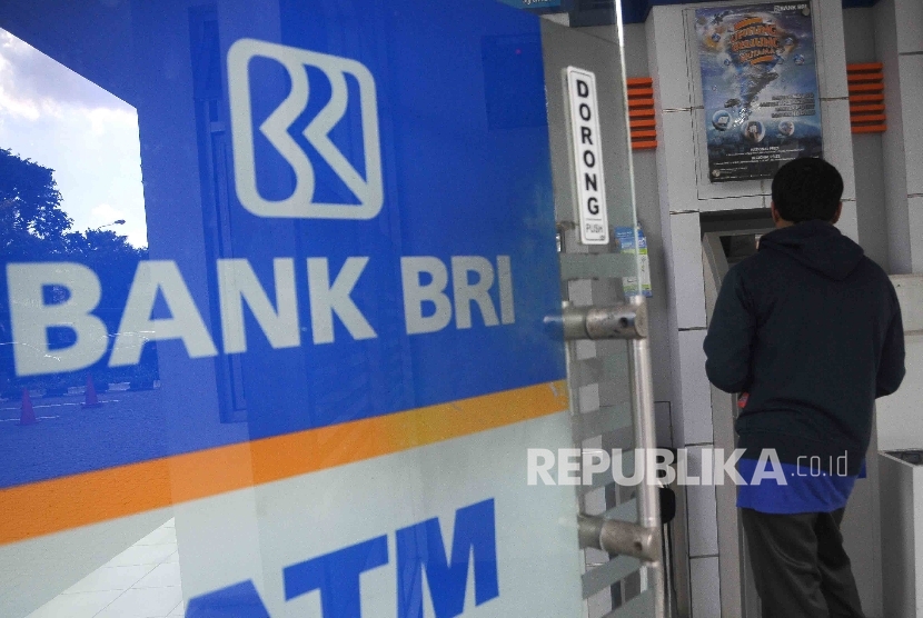 Nasabah melakukan tansaksi menggunakan mesin ATM Bank BRI di Jakarta, Senin (13/6)