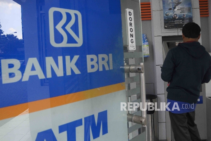 Nasabah melakukan tansaksi menggunakan mesin ATM Bank BRI di Jakarta, Senin (13/6). (Republika/Agung Supriyanto)