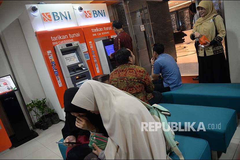 Nasabah melakukan transaksi di kantor layanan BNI Syariah, Jakarta, Rabu (25/4). BNI Syariah membukukan kinerja yang positif pada kuartal pertama 2018. Laba bersih tercatat mencapai Rp 94,48 miliar atau naik 21,69 (yoy) persen dari Maret 2017 yang sebesar Rp 77,64 miliar.