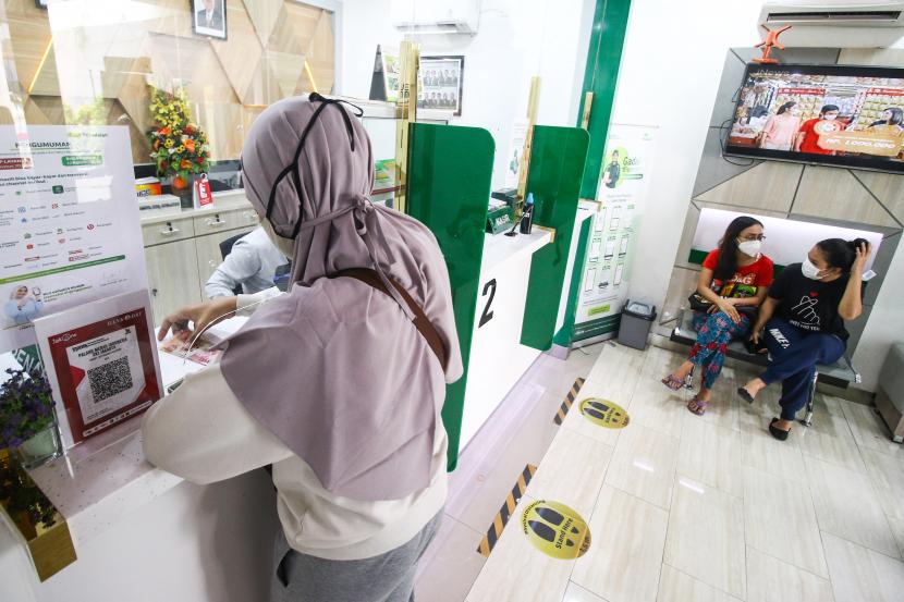 Nasabah melakukan transaksi di Kantor Pegadaian cabang Kebayoran Lama, Jakarta, Kamis (19/8/2021). Pegadaian Syariah kini memfasilitasi masyarakat yang ingin memiliki motor listrik. 