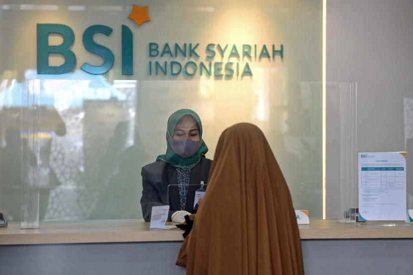 Nasabah melakukan transaksi di Outlet Bank Syariah Indonesia (BSI) KC Jakarta Barat, Senin (1/2).