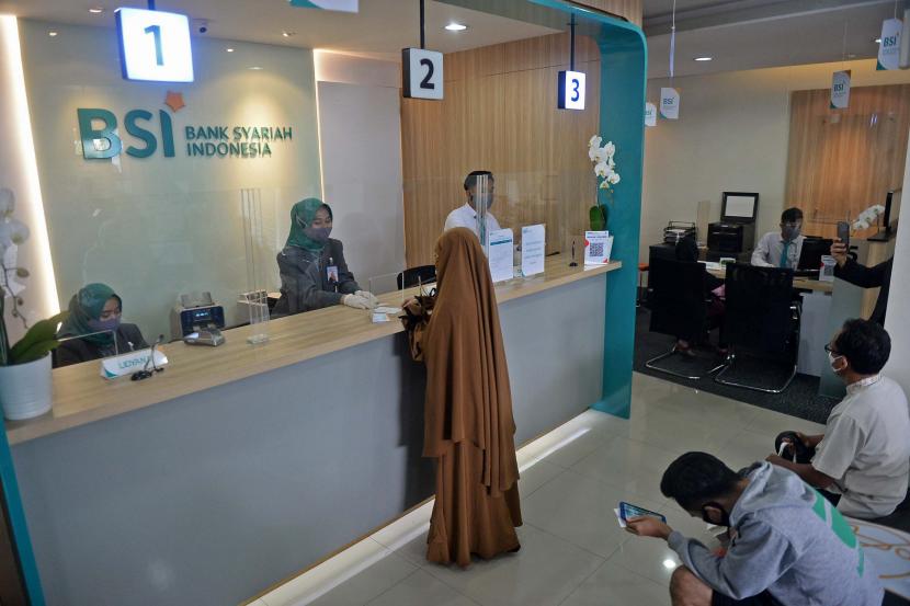 Perbankan Syariah Didorong Hapuskan Ekonomi Rente. Nasabah melakukan transaksi di Outlet Bank Syariah Indonesia (BSI) KC Jakarta Barat.