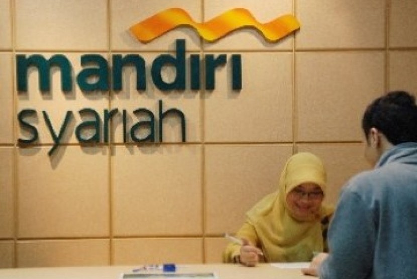 Nasabah melakukan transaksi di salah satu cabang Bank Mandiri Syariah di Jakarta.