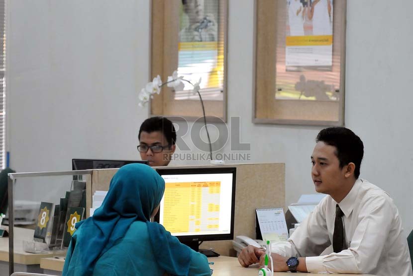 Nasabah melakukan transaksi di salah satu cabang Bank Mandiri Syariah di Jakarta,Kamis (18/9).(Prayogi/Republika)