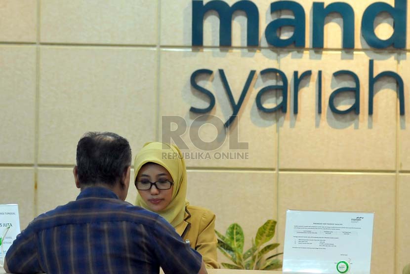 Nasabah melakukan transaksi di salah satu cabang Bank Mandiri Syariah di Jakarta,Kamis (18/9).(Prayogi/Republika)