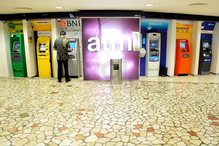 Nasabah melakukan transaksi melalui Anjungan Tunai Mandiri (ATM) disalah satu pusat perbelanjaan di Jakarta, Jumat (11/4).