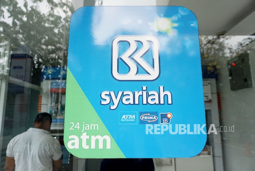  Nasabah melakukan transaksi melalui ATM BRI Syariah di Jakarta, Ahad (20/8).