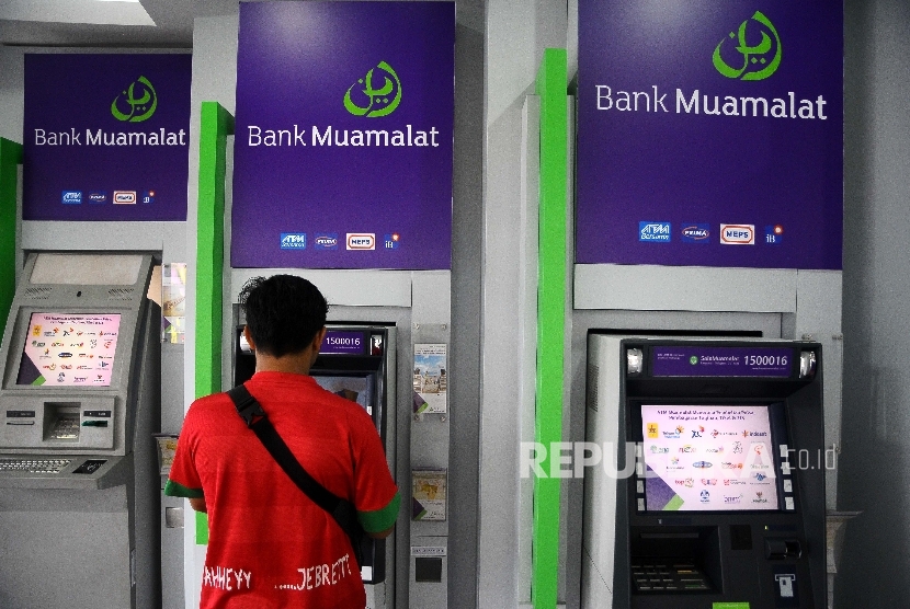  Nasabah melakukan transaksi menggunakan mesin ATM Bank Muamalat di Jakarta, Ahad (14/5) (ilustrasi) 