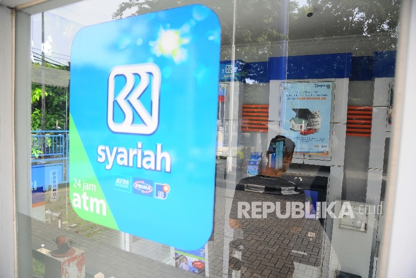  Nasabah melakukan transaksi menggunakan mesin ATM di Bank BRI Syariah, Jakarta, Ahad (2/4). 