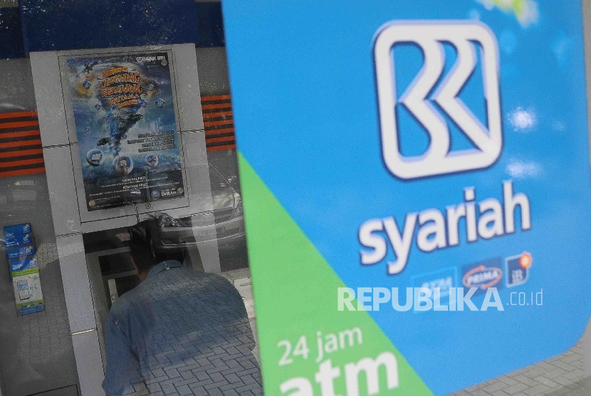 Nasabah melakukan transaksi menggunakan mesin ATM di Bank BRI Syariah, Jakarta, Ahad (8/5). (Republika/Agung Supriyanto)