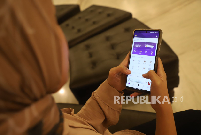Nasabah melakukan transaksi pada mobile banking Bank Mega Syariah.