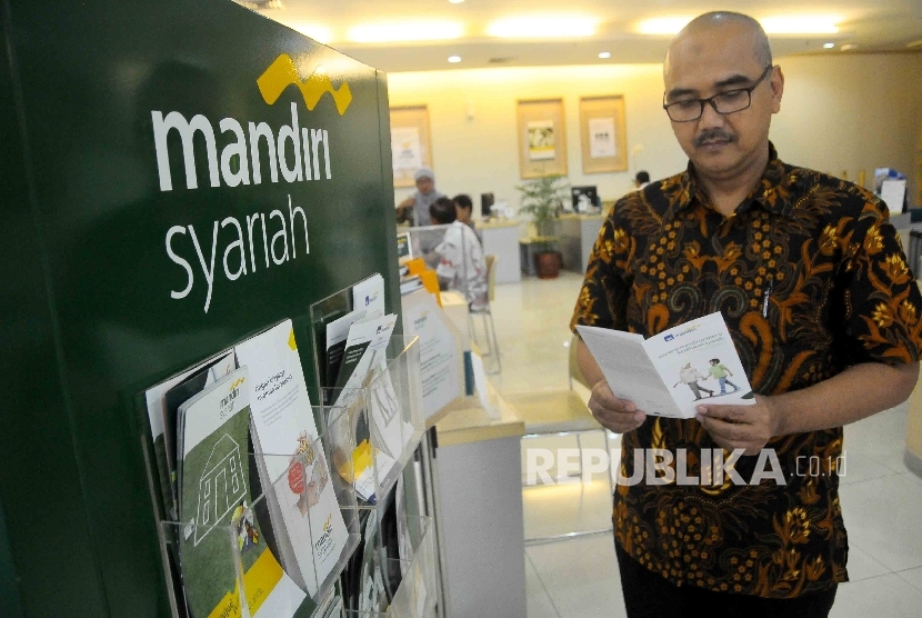 Nasabah membaca katalog fasilitas Bank Syariah Mandiri (BSM) di Banking Hall BSM, Jakarta, Jumat (13/1)