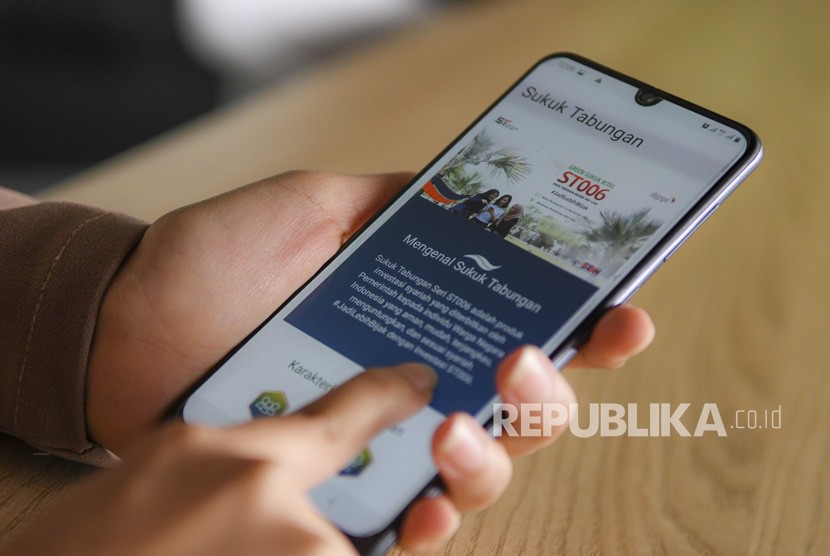 Nasabah membeli Sukuk Tabungan (ST) Seri ST006 melalui aplikasi BNI Mobile Banking di Jakarta, Senin (4/11/2019). 