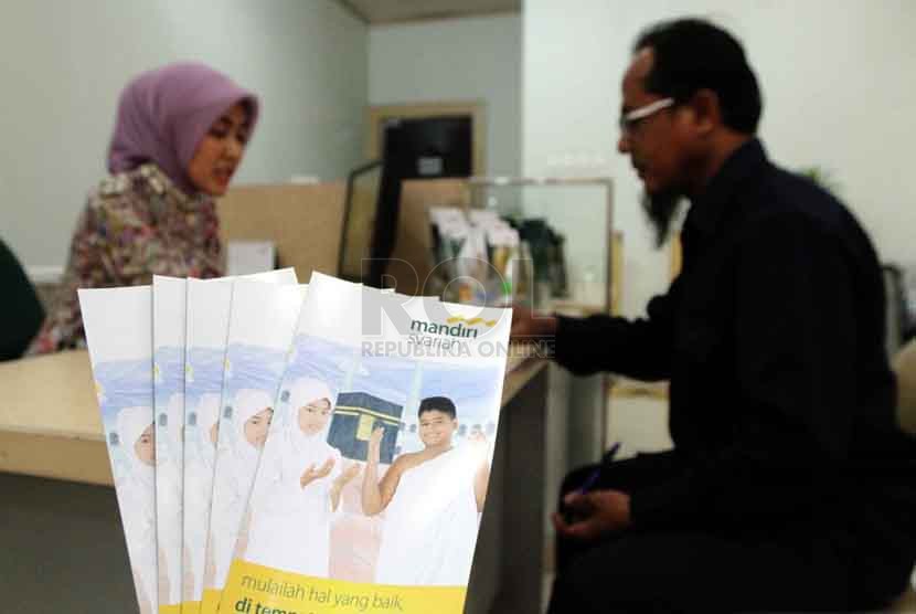  Nasabah mendaftar tabungan haji di Mandiri Syariah, Jakarta Pusat, Kamis (2/9). (Republika/ Yasin Habibi)