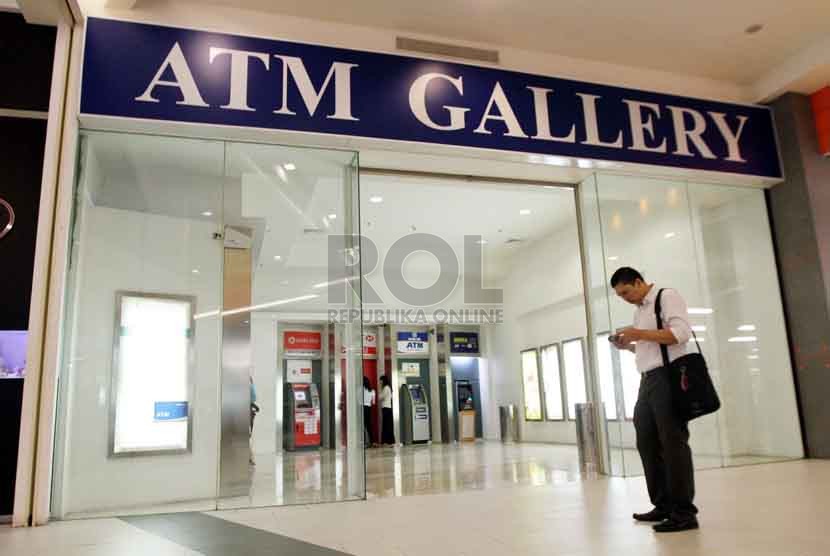 Nasabah mengambil uang dari Anjungan Tunai Mandiri (ATM) di ATM Gallery, Jakarta, Selasa (16/9). (Republika/ Yasin Habibi)