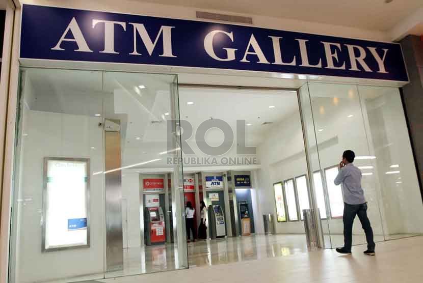  Warga menarik uang di Anjungan Tunai Mandiri (ATM) di salah satu pusat perbelanjaan, Jakarta, Rabu (1/7). 