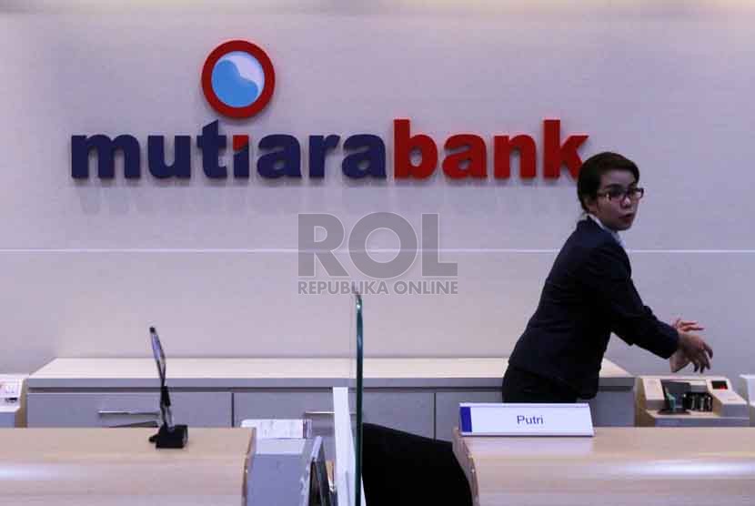  Nasabah mengambil uang di ATM Kantor Bank Mutiara Pusat, Jakarta, Senin (15/9).(Republika/ Yasin Habibi).