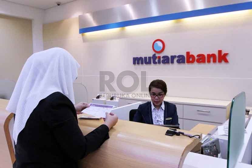 Nasabah mengambil uang di ATM Kantor Bank Mutiara Pusat, Jakarta, Senin (15/9).(Republika/ Yasin Habibi).