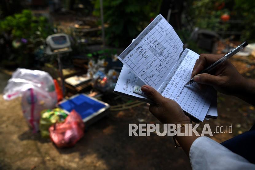 Nasabah menimbang sampah di Bank Sampah Tri Alam Lestari, Pesanggrahan, Jakarta Selatan, Sabtu (5/6/2021). Keberadaan bank sampah yang tersebar di berbagai wilayah di Jakarta diharapkan mampu menangani persoalan sampah Ibu Kota. 