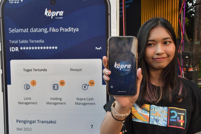 Nasabah menunjukkan layanan aplikasi mobile Kopra Bank Mandiri.