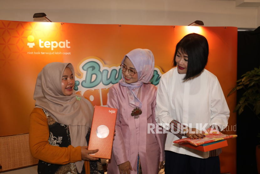 Nasabah pembiayaan Sri Agustina, Direktur BTPN Syariah Dewi Nuzulianti, dan Nasabah pendanaan Dhanny Dahlan saat Talkshow Bunga Rampai di Jakarta, Kamis (12/12/2024).