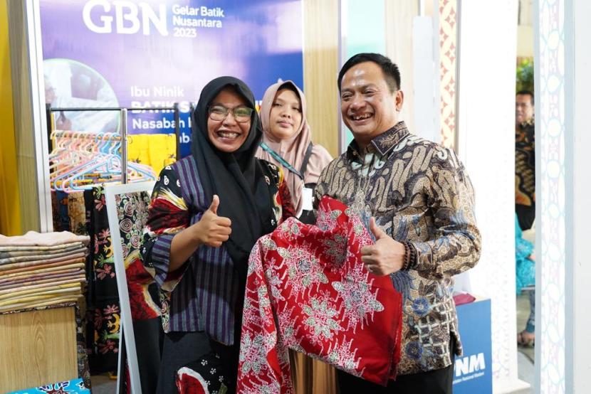 Nasabah PNM yang juga pengusaha batik Blora, Erawati (kiri), ditemui saat Gelar Batik Nusantara (GBN) 2023.