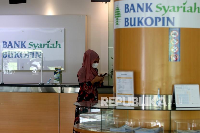 Nasabah PT Bank Syariah Bukopin (BSB) mengakses aplikasi BSB Mobile di Banda Aceh, Aceh, Jumat (16/4/2021). PT Bank KB Bukopin membuka layanan syariah bank umum di Provinsi Aceh sebagai implementasi dan menyukseskan Peraturan Daerah (Qanun) Aceh nomor 11/2018 tentang Layanan Keuangan Syariah (LKS).