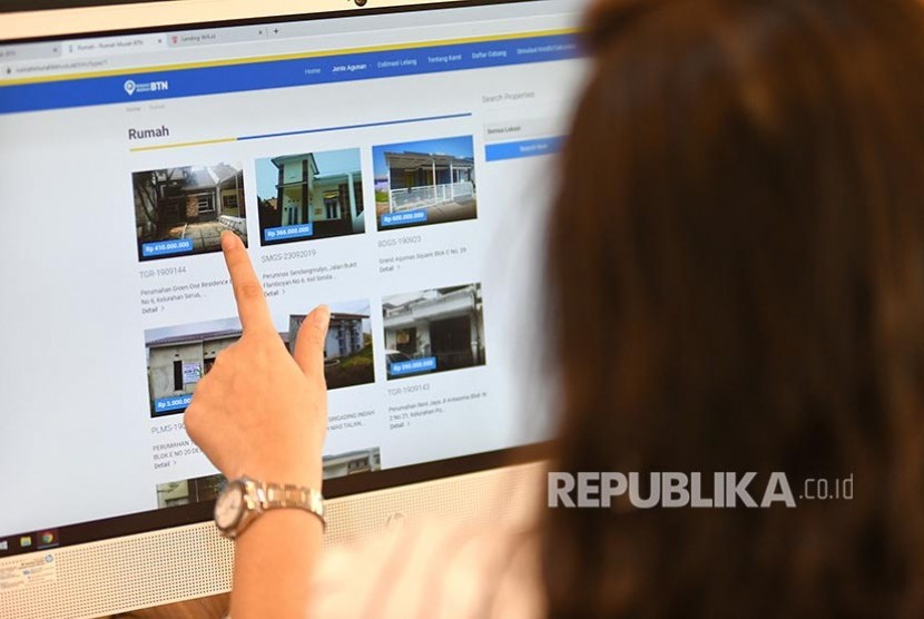 BTN menargetkan KPR nonsubsidi tahun depan tumbuh 12 persen. Foto nasabah BTN sedang membuka situs rumahmurahbtn.co.id di Jakarta.