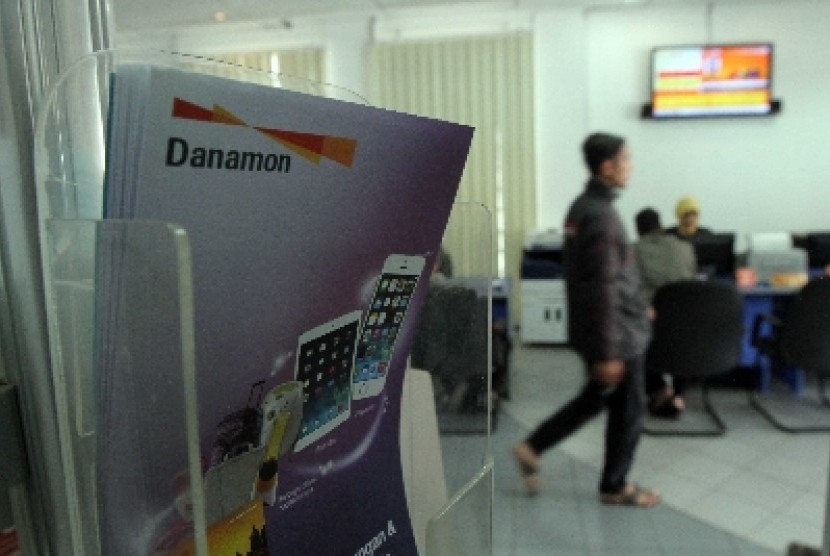 Nasabah Sedang bertransaksi di salah satu Kantor cabang Bank Danamon, Jakarta, Senin (5/5).