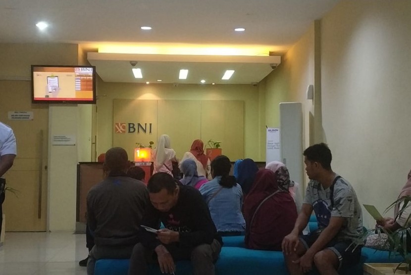 Nasabah sedang mengantri di BNI Kantor Cabang Ternate. BNI di Provinsi Sulawesi Utara dan Maluku Utara tetap beroperasi secara normal di pasca gempa bumi Kamis (14/11) malam.
