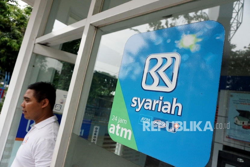  Nasabah seusai melakukan transaksi melalui ATM BRI Syariah di Jakarta, Ahad (20/8).