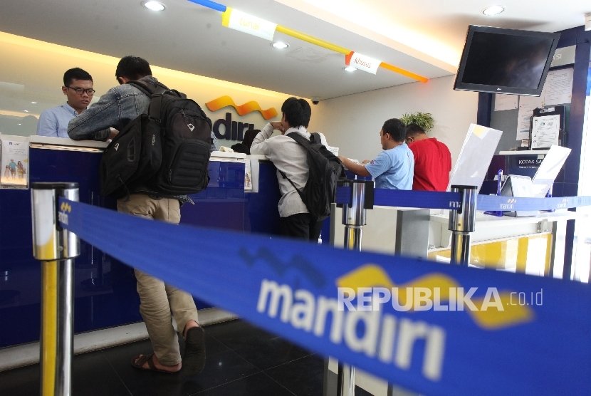[ilustrasi] Nasabah tengah menyetor uang di cabang Bank Mandiri Pertamina UPMS III, Jakarta, Rabu (28/6).