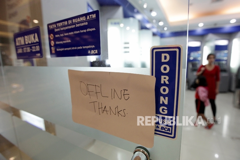 Nasabah terpaksa tak dapat melakukan transaksi di Anjungan Tunai Mandiri (ATM) BCA di salah satu pusat perbelanjaan, Jakarta, Selasa (29/8).