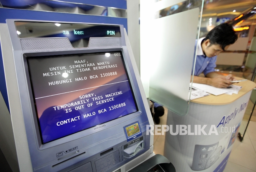 Nasabah terpaksa tak dapat melakukan transaksi di Anjungan Tunai Mandiri (ATM) BCA di salah satu pusat perbelanjaan, Jakarta, Selasa (29/8).