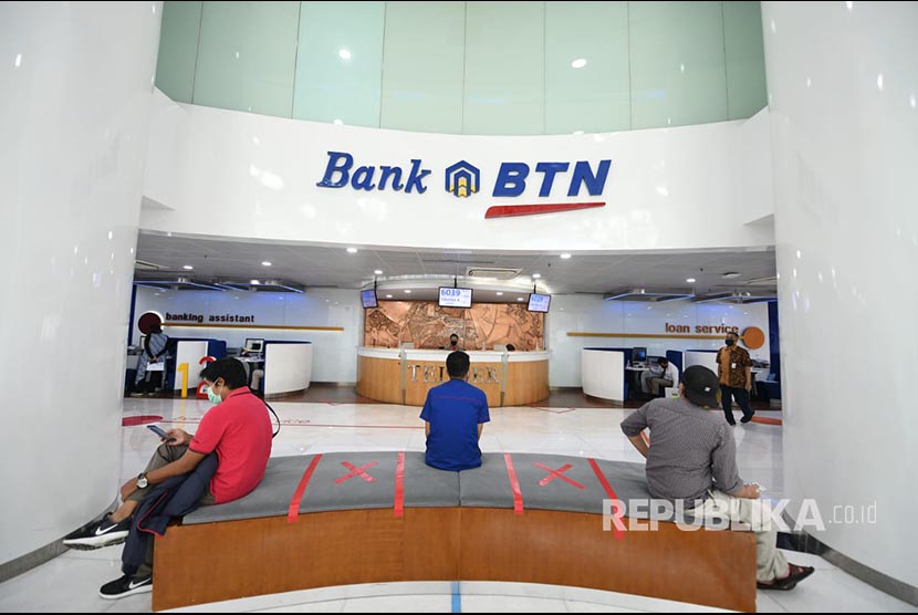 Nasabah usai bertransaksi di Kantor PT Bank Tabungan Negara (Persero) Tbk (BTN) Cabang Harmoni, Jakarta, Rabu (16/6/2021). PT Bank Tabungan Negara (Persero) Tbk siap menerapkan digitalisasi ekosistem pembiayaan perumahan.