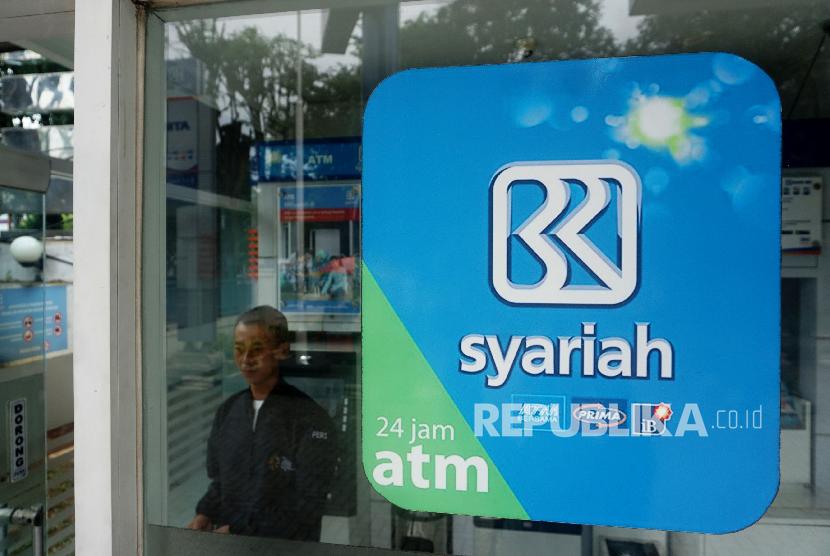 Nasabah usai melakukan transaksi melalui ATM BRI Syariah di Jakarta. ilustrasi