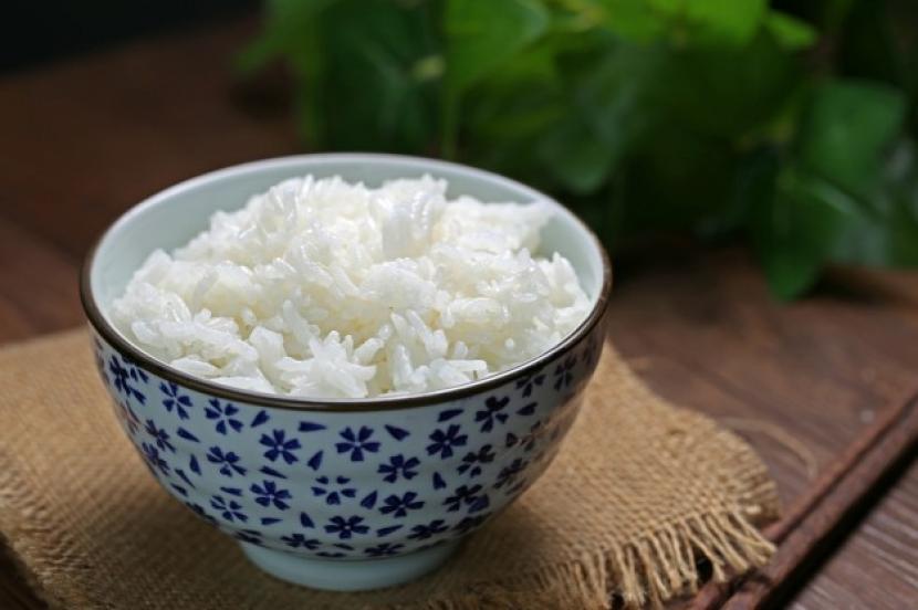 Cara memasak nasi agar tingkat kematangannya sempurna. (ilustrasi)