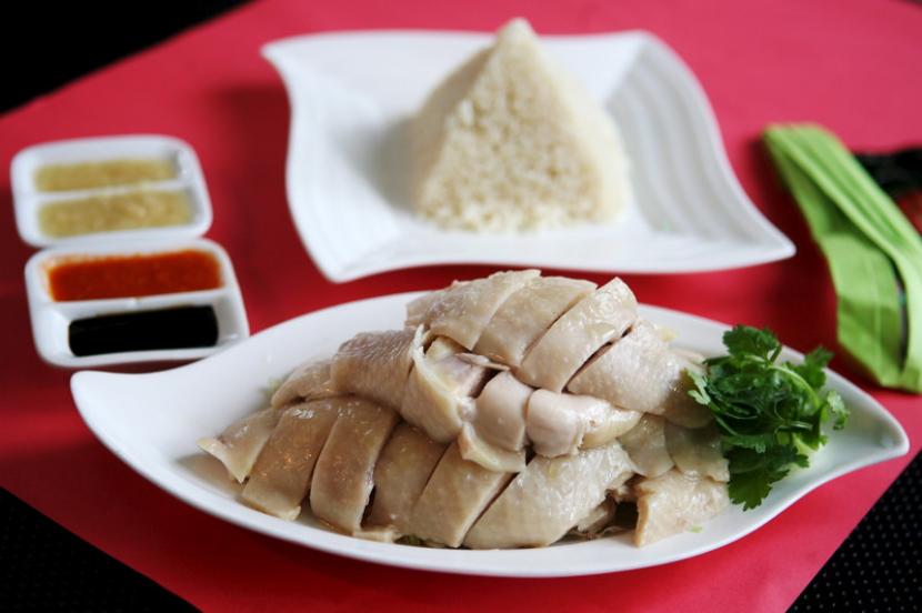 Nasi ayam hainan khas Singapura. Kedai nasi ayam hainan (chicken rice) di Singapura terancam tutup akibat terhentinya pasokan ayam dari Malaysia.
