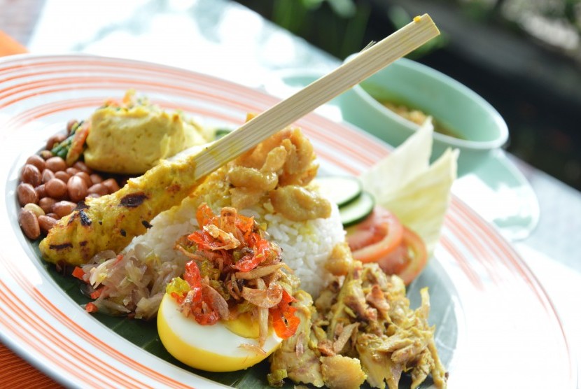 Nasi ayam Kedewatan, salah satu kuliner Bali.