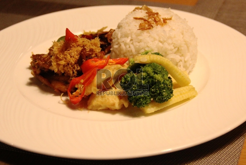 Makanan nasi dengan ayam goreng dan lauk sayur disukai sebagai menu makan di Indonesia.