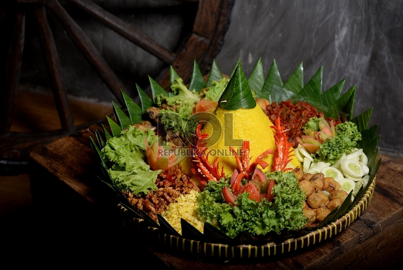 Nasi kuning tumpeng, salah satu kuliner khas Indonesia yang sarat sejarah dan budaya.