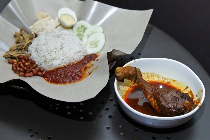 Nasi lemak dan rendang ayam khas Malaysia.