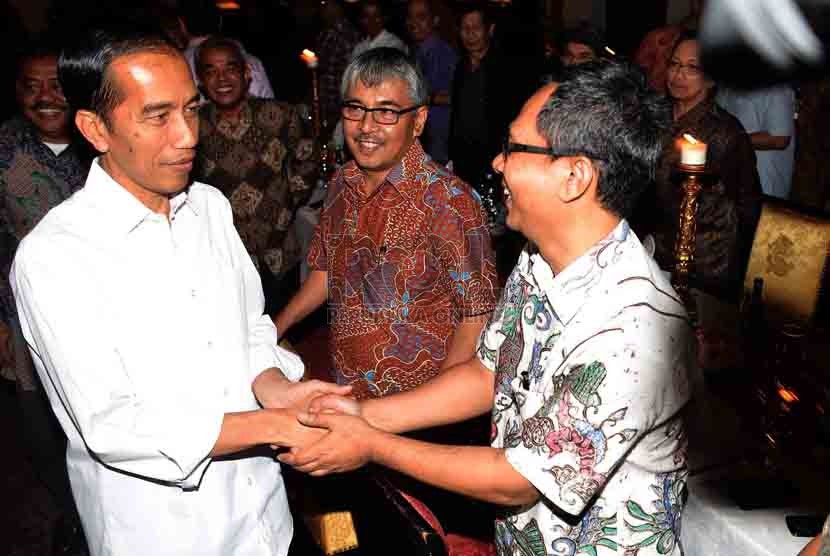    Presiden terpilih, Joko Widodo memberikan selamat kepada Pemimpin Redaksi Harian Republika, Nasihin Masha saat peluncuran buku 'Perjuangan Melawan Lupa' di Jakarta, Selasa (2/9). (Republika/Agung Supriyanto)