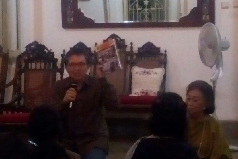 Nasir Tamara saat menjadi pembicara dalam workshop tentang penulisan seni dan media di Ndalem Natan Kotagede, Yogyakarta, Rabu (22/3).